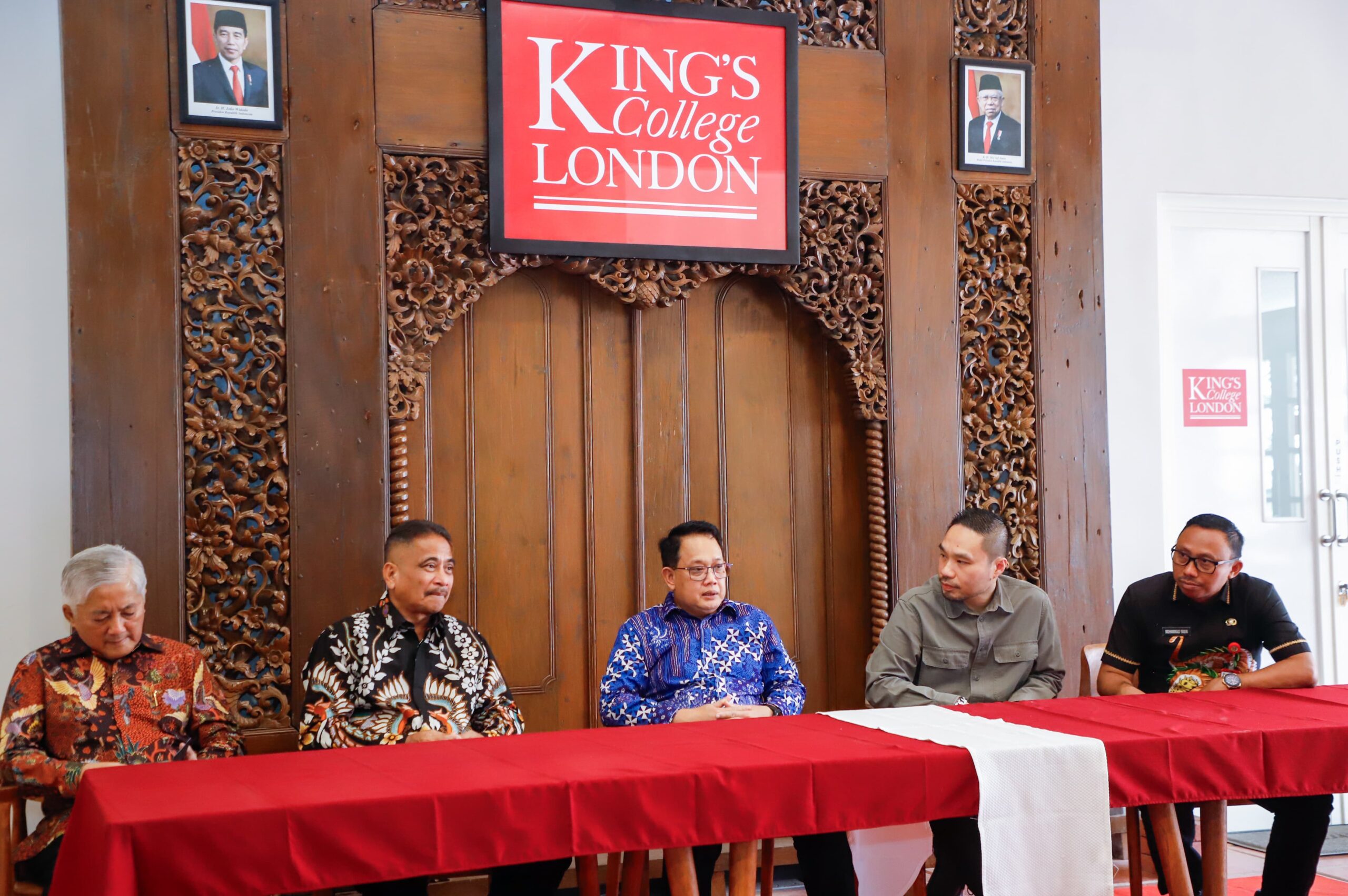 Pj. Gubernur Jawa Timur Adhy Karyono didampingi CEO dan Ketum Yayasan King’s Singhasari David Santoso saat meninjau KEK Singhasari Malang, Jumat (27/9).
