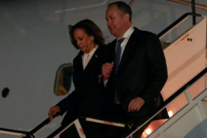 Calon presiden dari Partai Demokrat, Wakil Presiden Kamala Harris, tiba di Bandara LaGuardia bersama suaminya, Douglas Emhoff, setelah debat. Sumber foto : The Sydney Morning Herald