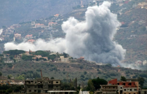Asap membubung dari desa Kfar Kila di selatan Lebanon, di tengah konflik lintas perbatasan yang sedang berlangsung antara Hezbollah dan pasukan Israel, seperti yang terlihat dari Marjayoun, dekat perbatasan dengan Israel, 20 September 2024. REUTERS/Karamallah Daher