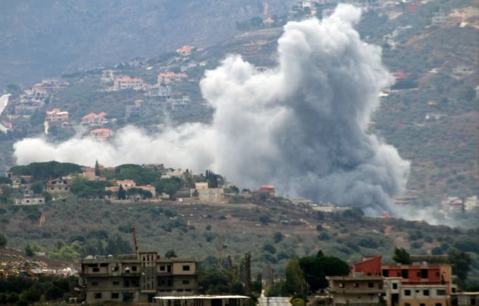 Asap membubung dari desa Kfar Kila di selatan Lebanon, di tengah konflik lintas perbatasan yang sedang berlangsung antara Hezbollah dan pasukan Israel, seperti yang terlihat dari Marjayoun, dekat perbatasan dengan Israel, 20 September 2024. REUTERS/Karamallah Daher