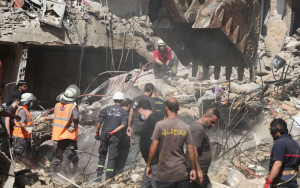 Petugas darurat bekerja di lokasi serangan Israel pada hari Jumat, sementara operasi pencarian dan penyelamatan terus berlangsung, di pinggiran selatan Beirut, Lebanon, 21 September 2024. REUTERS/Amr Abdallah Dalsh.