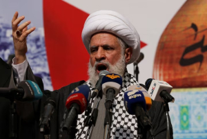 Wakil pemimpin Hezbollah Lebanon, Sheikh Naim Qassem, berbicara dalam sebuah aksi unjuk rasa mendukung Palestina di Gaza, di tengah konflik yang berlangsung antara Israel dan kelompok Islamis Palestina Hamas, di Beirut, Lebanon pada 13 Oktober 2023. Sumber foto : REUTERS/Zohra Bensemra