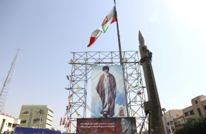 Sebuah sistem rudal Iran dipamerkan di samping spanduk dengan gambar Pemimpin Tertinggi Iran, Ayatollah Ali Khamenei, dan mendiang pemimpin Hezbollah Lebanon, Hassan Nasrallah, di sebuah jalan di Teheran, Iran, pada 2 Oktober 2024. Majid Asgaripour/WANA (West Asia News Agency) via REUTERS.