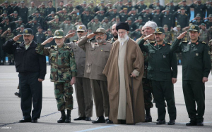 Pemimpin Tertinggi Iran, Ali Khamenei, bersama dengan Para Perwira Tinggi Militer Iran.