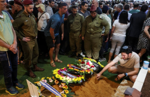 Seorang pelayat bereaksi saat pemakaman tentara Israel Kapten Eitan Itzhak Oster, yang tewas dalam pertempuran di Lebanon, di tengah permusuhan antara Hezbollah dan Israel, di pemakaman militer Gunung Herzl di Yerusalem, 2 Oktober 2024. Sumber foto : REUTERS