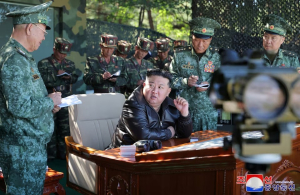 Pemimpin Korea Utara Kim Jong Un mengunjungi pangkalan pelatihan pasukan operasi khusus Angkatan Bersenjata Korea di lokasi yang dirahasiakan, di Korea Utara, dalam gambar yang dirilis oleh Kantor Berita Pusat Korea (KCNA) pada 4 Oktober 2024. KCNA via REUTERS.