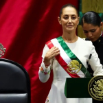 Presiden baru Meksiko, Claudia Sheinbaum, dibantu saat mengenakan selempang dalam upacara pelantikannya di Kongres, Mexico City, Meksiko, 1 Oktober 2024 (Sumber foto : Raquel Cunha/Reuters)