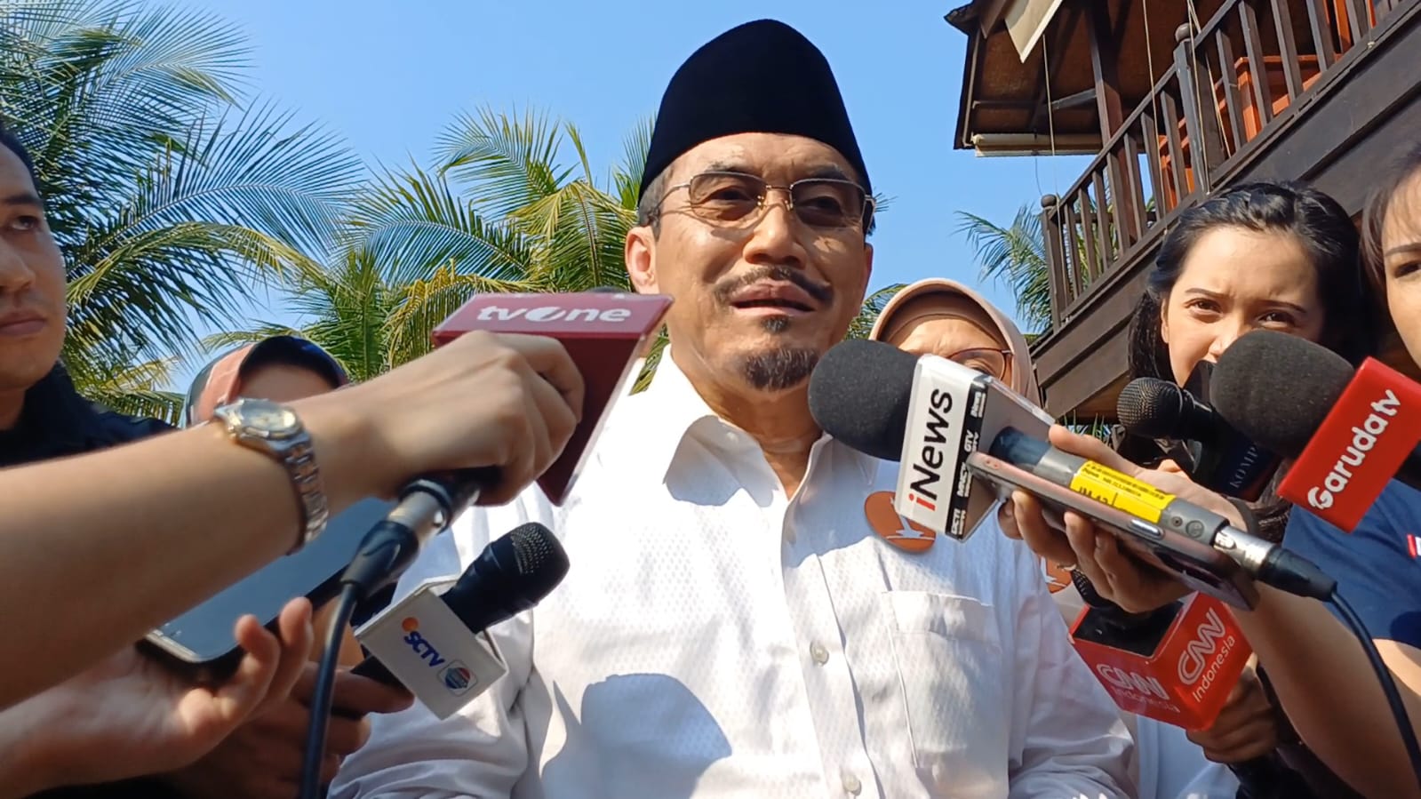 Suswono di hadapan mass media.
