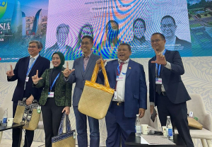 Ratna Juwita Sari (Kedua Kiri) saat berpose bersama dengan narasumber lainnya dalam acara Konferensi Perubahan Iklim PBB (COP29) di Baku, Azerbaijan pada Selasa (19/11/2024) lalu. Sumber foto : Instagram @iya_juwita.
