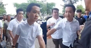 Pelaku kekerasan terhadap anak, Ivan Sugianto, saat memerintahkan seorang siswa SMA Gloria 2 untuk sujud dan menggonggong.