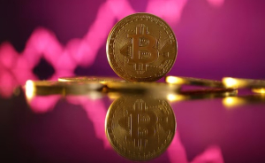 Representasi mata uang kripto bitcoin. Sumber foto : REUTERS/Dado Ruvic