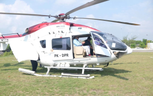 Calon Gubernur Bali nomor urut 01 Made Muliawan Arya alias De Gadjah di atas helikopter untuk kampanye. Sumber foto : Radar Bali