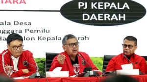 Hasto Kristiyanto (Sekjen PDIP) ditemani Ahmad Basarah (Kanan) dan Djarot Syaiful Hidayat (Kiri) pada Konferensi Pers DPP PDIP menyikapi hasil Pilkada Serentak 2024 kemarin di Sekretariat DPP PDIP Perjuangan, Menteng Jakarta, Jum'at (29/11/2024)