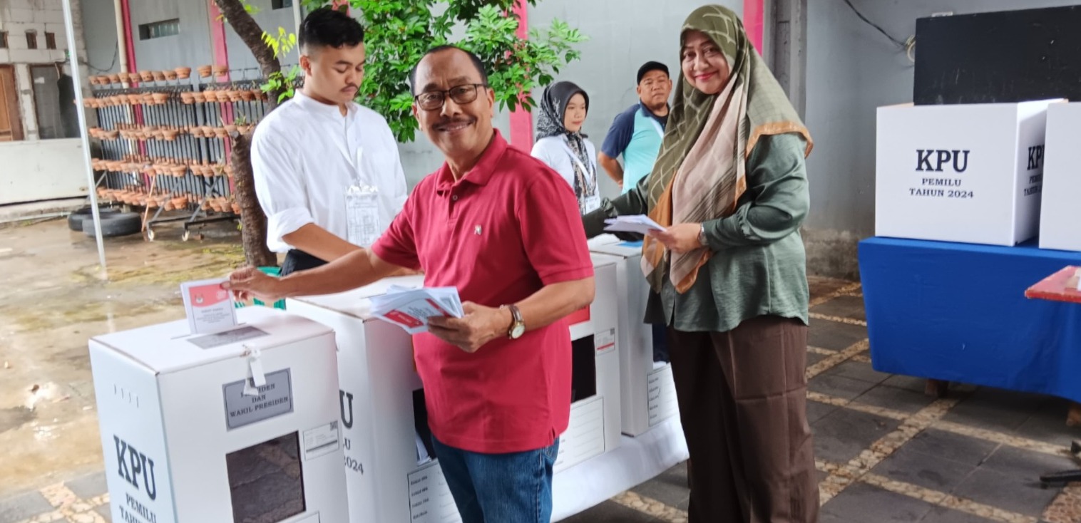 Pemilih saat gunakan hak pilihnya untuk berfoto ria. Sumber foto : Dwiki Setiyawan