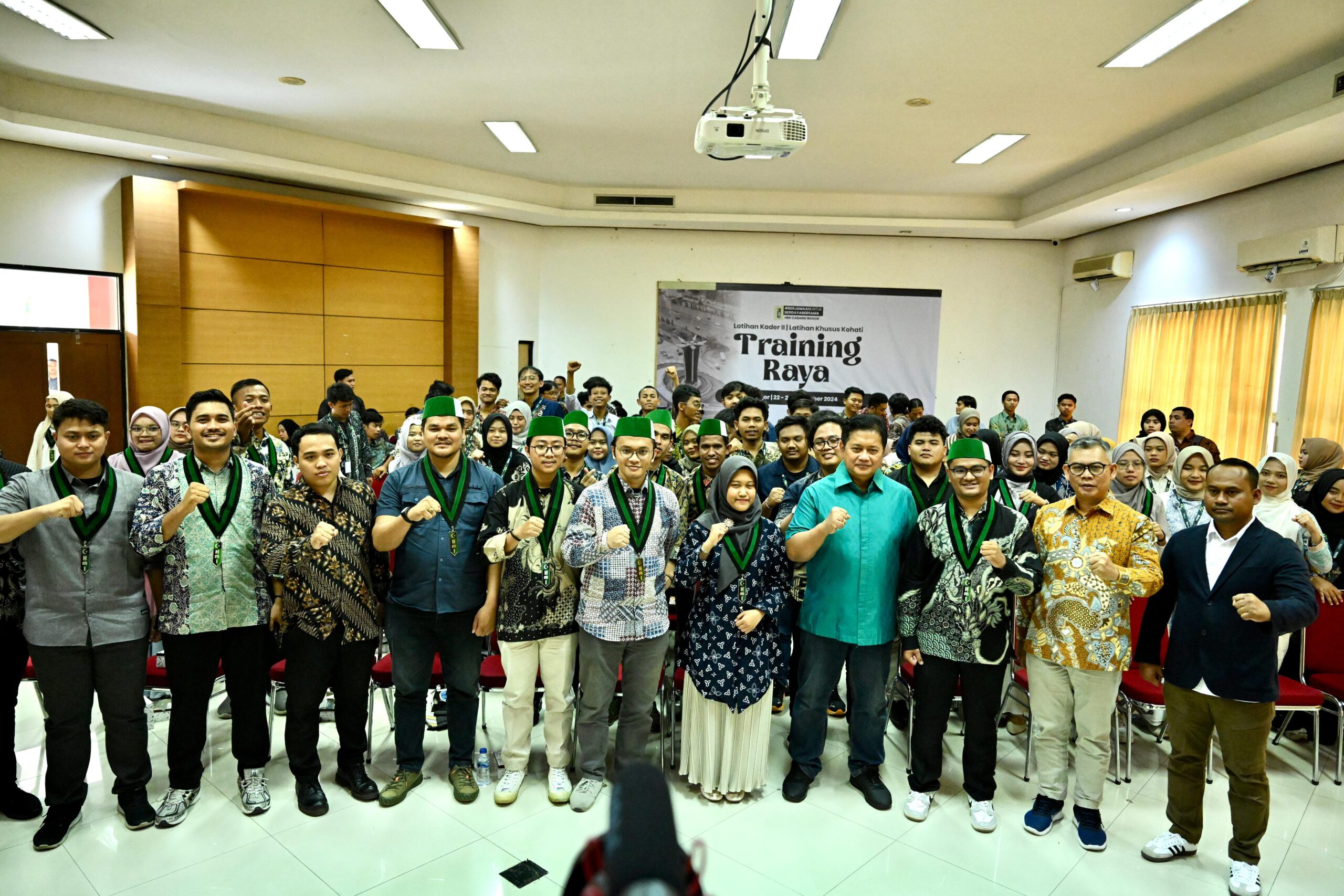 Wamen Transmigrasi, Viva Yoga Mauladi, saat foto bersama dengan peserta dan panitia Training Raya HMI Cabang Bogor pada Sabtu (28/12/2024) kemarin.