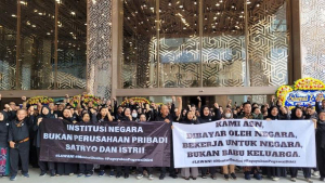 Aksi Unjuk Rasa ASN Kementerian Pendidikan Tinggi, Sains dan Teknologi mendesak Mendikti, Prof.Satryo Sumantri, untuk turun dari jabatan menteri pada Senin (20/1/2025).