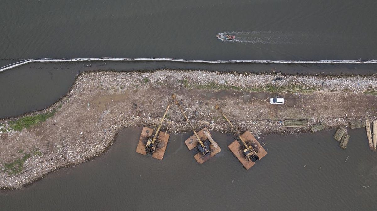Pagar Laut di Pesisir Bekasi tampak dari atas. Sebelumnya, pagar laut misterius juga ditemukan di Tangerang. Pagar laut membentang sepanjang 30 Kilometer di Perairan Tangerang. Sumber foto : ANTARA/Fakhri Hermansyah.