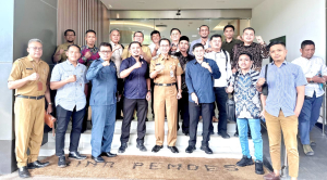 Pj Bupati Banjarnegara beserta Pendamping Hukum 51 Kepala Desa terpilih Banjarnegara dalam pertemuan di Kantor Ditjend Bina Pemerintahan Desa KEMENDAGRI RI.