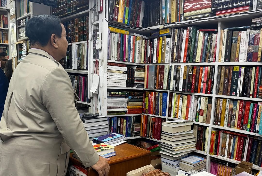 Hasil tangkapan layar saat Presiden Prabowo mengunjungi toko buku langganannya, Bahrisons Booksellers di New Delhi India pada Jum'at (24/1/2025). Sumber foto Instagram @https://www.instagram.com/prabowo/