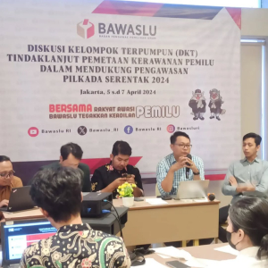 Miftahul Arifin, Koordinator Nasional Kawal Pemilu dan Demokrasi (dua dari kanan) dalam suatu acara di Jakarta.