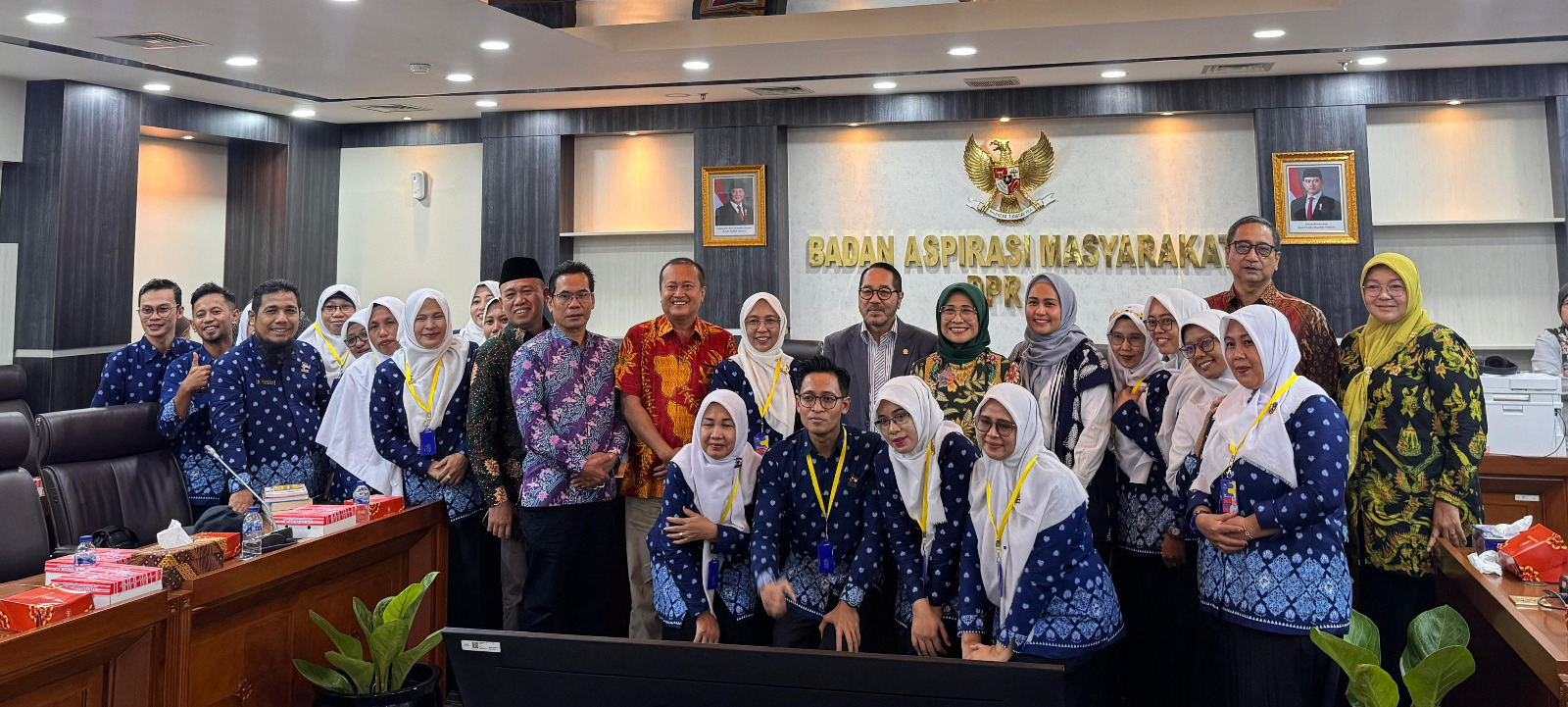 Fraksi Partai Golkar yang diwakili Ketua Komisi X DPR RI, Hetifah Sjaifudian bersama Firman Soebagyo, Ferdiansyah, Nur Purnama Sidik, dan Karmila Sari saat menerima audiensi dari perwakilan Himpunan Pendidik dan Tenaga Kependidikan Anak Usia Dini Indonesia (HIMPAUDI) Kabupaten Pati dan Provinsi Jawa Tengah di Gedung Nusantara II, DPR RI pada Selasa (11/2/2025) kemarin.