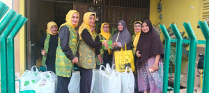 Pengurus DPP Pengajian Al-Hidayah dalam acara "Pembagian paket " bagi warga kurang mampu.