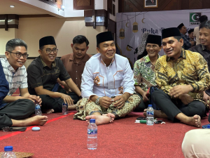 Direktur Eksekutif Yayasan Bangka Belitung Kreatif, Fauzan Azima bersama dengan Menteri Kependudukan dan Pembangunan Keluarga/BKKBN, Dr. Wihaji, S.Ag., M.Pd., Ahmad Yohan (Wakil Ketua Komisi IV DPR RI/Presidium MN KAHMI) dalam acara Buka Puasa Bersama KAHMI yang digelar di Jakarta pada Kamis (13/3/2025).