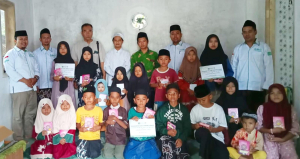 Lazisnu Bondowoso menyalurkan mushaf Al-Qur’an dan santunan kepada anak-anak yatim sebagai bentuk kepedulian sosial.