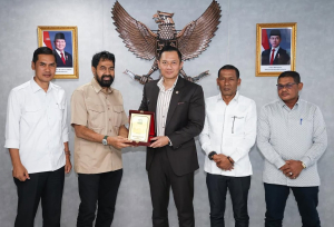 Menteri Koordinator Infrastruktur dan Pembangunan Kewilayahan sekaligus Ketua Umum Partai Demokrat, Agus Harimurti Yudhoyono (AHY), menerima Gubernur Aceh Muzakir Manaf dan rombongan di Jakarta, Jumat (11/4/2025). Sumber foto ; Instagram @agusyudhoyono