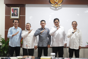 Wamen Transmigrasu Viva Yoga Mauladi saat meneriman kunjungan dua bupati sekaligus, yakni Bupati Toraja Utara Frederik Victor Palimbong dan Bupati Aceh Barat Tarmizi, di Kantor Kementerian Transmigrasi, Jakarta, Senin (15/4/2025).