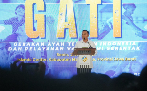 Menteri Kependudukan dan Pembangunan Keluarga, Wihaji, saat meluncurkan Gerakan Ayah Teladan Indonesia di Gedung Islamic Centre Majalengka pada Senin (21/4/2025).