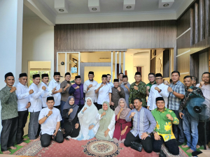 Sekjen PPP, Arwani Thomafi, saat foto bersama dalam acara silaturahmi bersama pengurus DPW dan DPC se-Riau di Pekanbaru, Jumat (25/4/2025).