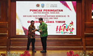 Wakil Menteri Transmigrasi, Viva Yoga Mauladi saat menerima penghargaan dari Ketua PWI Jatim Lutfi Hakim di Gedung Negara Grahadi Surabaya pada Senin (28/4/2025)