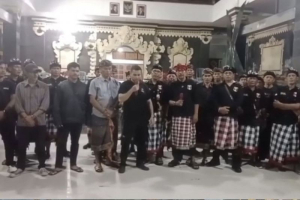 Tangkapan layar video salah seorang pengurus DPC GRIB Jaya Tabanan usai pertemuan di Balai Banjar Sanggulan, Desa Banjar Anyar, Kecamatan Kediri, Kabupaten Tabanan, Provinsi Bali.(Instagram @tabanan.viral)