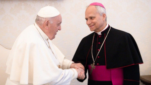 Paus Fransiskus bersama penerusnya Robert Francis Prevost, kini Paus Leo XIV. Sumber foto : Vatican Media