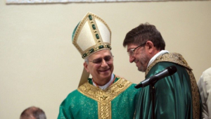 Alejandro Moral bersama dengan sahabat karibnya, Rober Francis Prevost, yang kini menjadi Paus Leo XIV. Sumber foto : Vatican News.