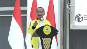 Ketua Umum DPP Partai Gokar, Bahlil Lahadalia, saat menjadi keynote speech pada diskusi bertajuk "Arah Kebijakan Geostrategi dan Geopolitik Indonesia", yang digelar di Sekretariat DPP Partai Golkar, Slipi, Jakarta, Kamis (8/5/2025).