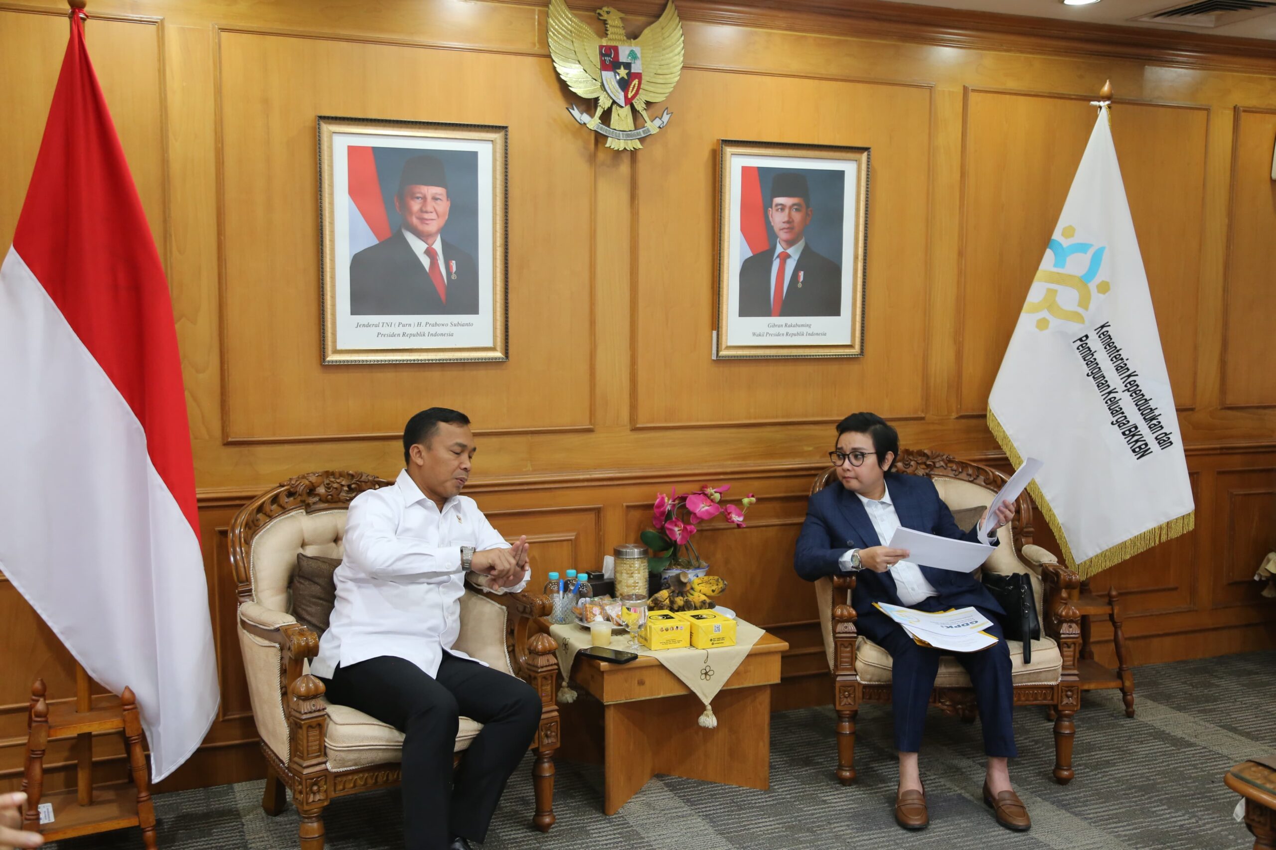 Menteri Kependudukan dan Pembangunan Keluarga, Wihaji, saat menerima audiensi Wakil Bupati Cilacap Ammy Amalia Fatma Sura di di Kantor Kemendukbangga/BKKBN, Jakarta, Kamis (9/5/2025). Sumber foto : Humas Kemendukbangga