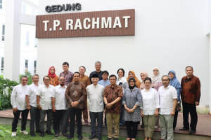 Civitas akademika Universitas Paramadina saat pose bersama seusai pelaksanaan sidang senat yang berlangsung di Jakarta, Jum'at (9/5/2025).