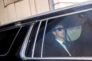 CEO Meta Platforms, Mark Zuckerberg, meninggalkan lokasi setelah menghadiri sidang Komisi Perdagangan Federal (FTC) yang dapat memaksa perusahaan untuk membatalkan akuisisi terhadap platform pesan WhatsApp dan aplikasi berbagi gambar Instagram, di Pengadilan Distrik AS, Washington, D.C., Amerika Serikat, 15 April 2025. Sumber foto : REUTERS/Nathan Howard.