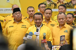 Bahlil Lahadalia (tengah) di hadapan awak media seusai menyampaikan pidato politik dalam kegiatan Diklat Kader Muda Nasional AMPG di Jakarta, 16-18 Mei 2025.