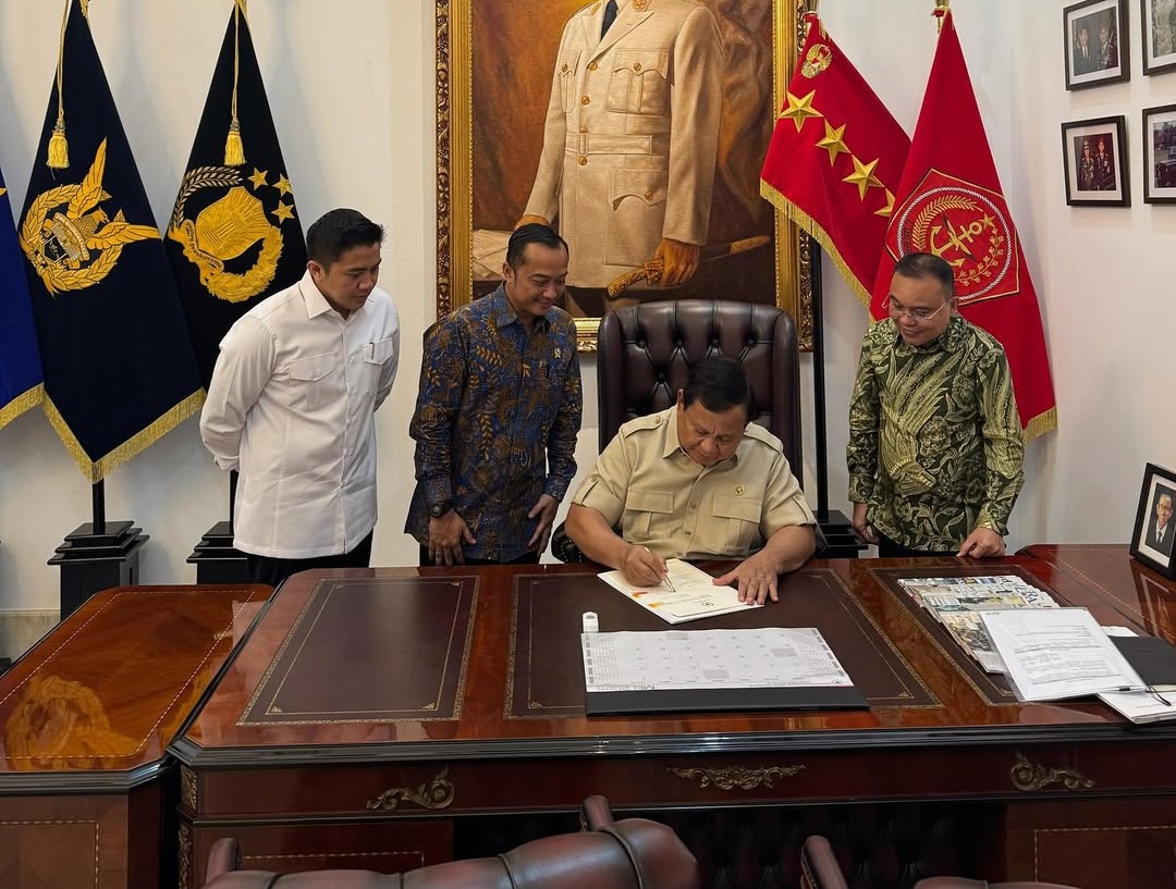 Menteri Sekretaris Negara, Parasetyo Hadi (dua dari kiri) bersama Sekretaris Kabinet Teddy Indra Wijaya (kiri) dan Sufmi Dasco Ahmad (kanan) saat mendampingi Presiden Prabowo yang sedang menandatangani beberapa surat keputusan untuk kepentingan bangsa dan negara kedepan. Sumber foto : instagram @sufmi_dasco