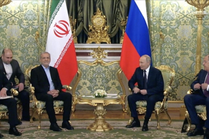 Presiden Iran, Masoud Pezeshkian, bertemu Presiden Rusia, Vladimir Putin, pada Jumat (17/1/2025), beberapa jam setelah tiba di Moskow, untuk membahas kemitraan strategis dan upaya meningkatkan kerja sama di semua sektor. Sumber foto : ANTARA/REUTERS