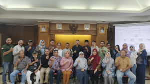 Para peserta Musyawarah Kelurahan Khusus dalam rangka pembentukan Koperasi Merah Putih Kelurahan Duren Tiga (Kompduta) yang berlangsung di Kantor Kelurahan Duren Tiga, Jakarta Selatan, Sabtu (31/5). Musyawarah ini diikuti oleh tokoh masyarakat, pengurus RT/RW, pelaku UMKM, dan unsur pemerintah.