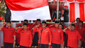DPP PDI Perjuangan menggelar Upacara Pengibaran Bendera Merah Putih memperingati Hari Lahir Pancasila 1 Juni di Halaman Masjid At Taufiq, Lenteng Agung, Jakarta Selatan, Minggu (1/6/2025). Sumber foto : Instagram @pdiperjuangan
