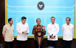 Menteri ESDM Bahlil Lahadalia saat konferensi pers pencabutan IUP 4 Perusahaan Tambang di Raja Ampat.