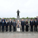 Presiden Prabowo berpose bersama pejabat tinggi Rusia di Taman Makam Piskaryovskoye, St. Petersburg, Federasi Rusia, 19 Juni 2025. Sumber foto : Instagram Sekretariat Kabinet.