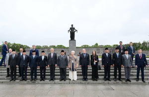 Presiden Prabowo berpose bersama pejabat tinggi Rusia di Taman Makam Piskaryovskoye, St. Petersburg, Federasi Rusia, 19 Juni 2025. Sumber foto : Instagram Sekretariat Kabinet.