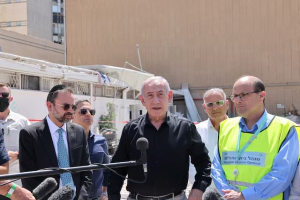 Perdana Menteri Israel Benjamin Netanyahu mengunjungi kompleks rumah sakit Soroka, setelah fasilitas tersebut terkena serangan rudal yang ditembakkan dari Iran, di Beer Sheva, Israel, pada 19 Juni 2025. Sumber foto : Reuters.