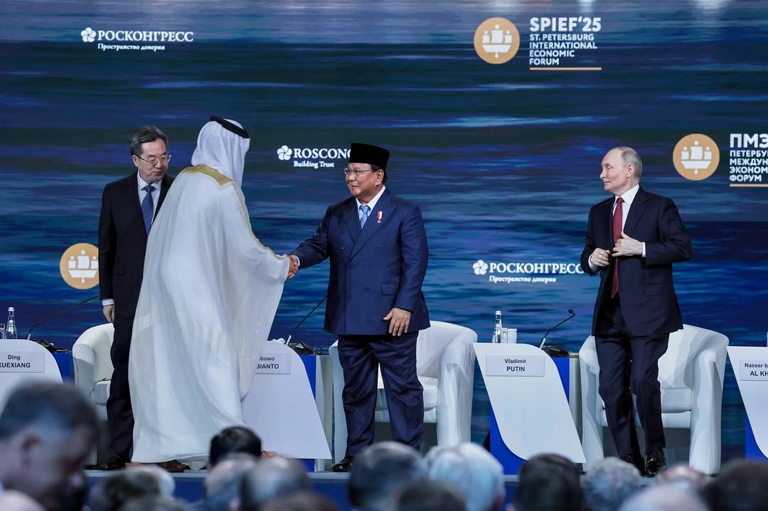 Prabowo Subianto bersama dengan sejumlah tokoh penting dunia, termasuk Presiden Rusia Vladimir Putin, Wakil PM Tiongkok Ding Xuexiang, Wakil Presiden Afrika Selatan Paul Mashatile, dan Pangeran Bahrain Nasser bin Hamad Al-Khalifa dalam forum Saint Petersburg Internasional Economic Forum (SPIEF) 2025. Sumber foto Instagram Presiden Republik Indonesia.